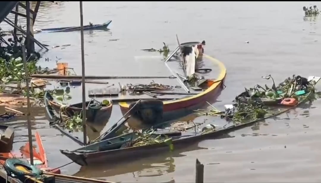 Tongkang Batubara Marine Tower Tubruk 6 Rumah dan 5 Perahu Hingga Rusak Parah