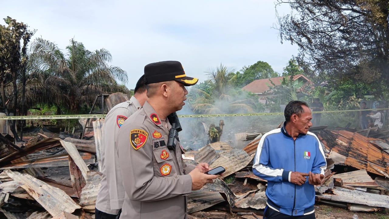 Sebabkan Salah Satu Penghuni Meninggal, Tempat Pengepul Barang Rongsokan di Palembang Terbakar