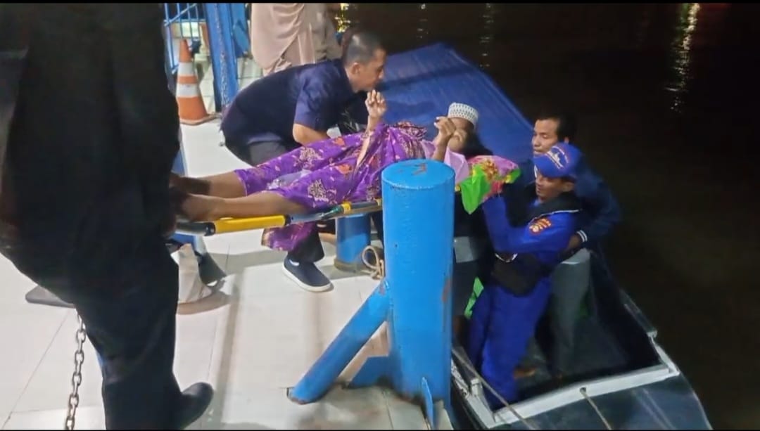 Ambulance Apung Polairud Pos Pangkalan Sandar Upang Evakuasi Bumil Ingin Melahirkan Bayi