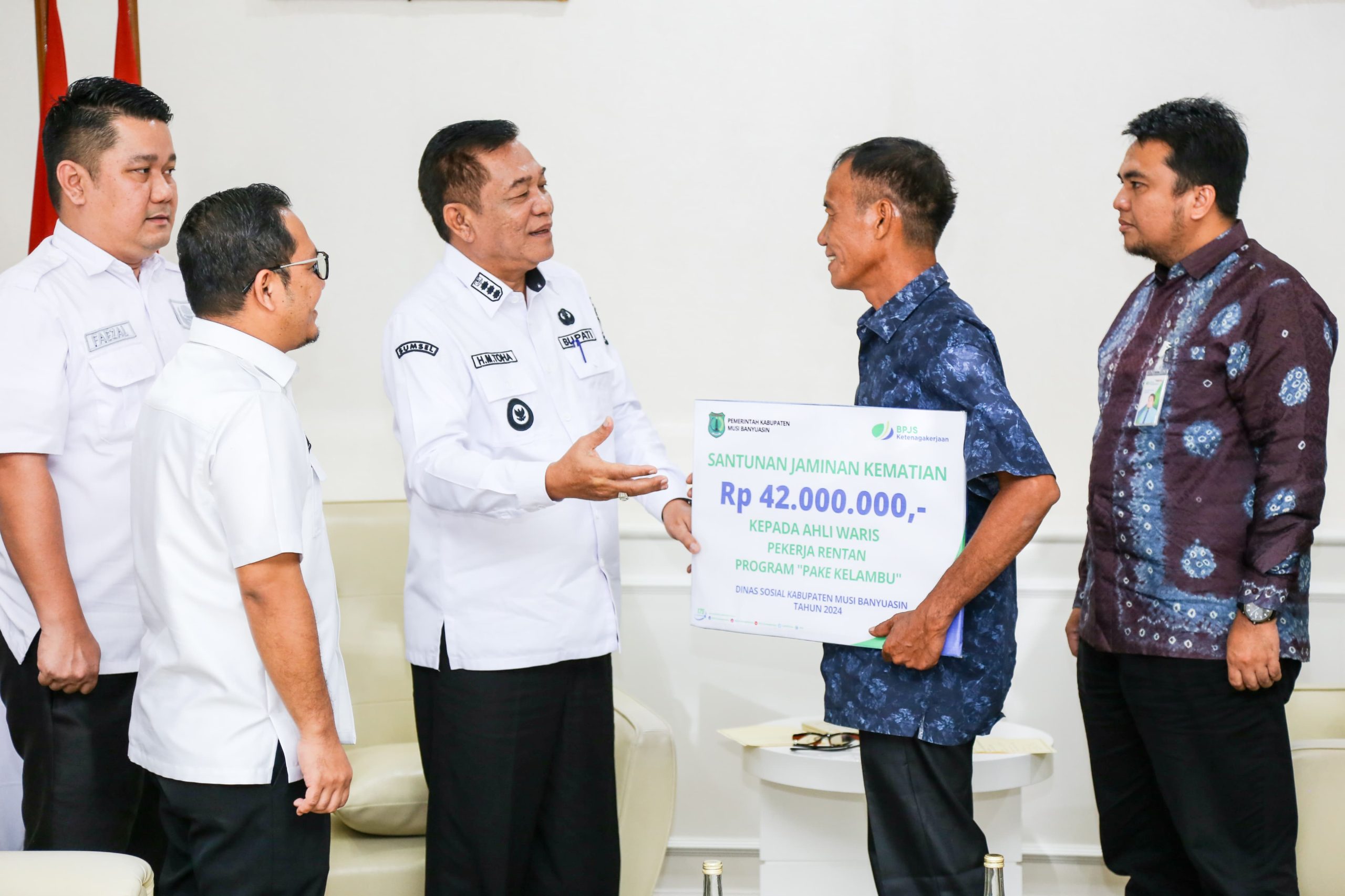 Bupati H M Toha Serahkan Santunan Jaminan Kematian kepada Ahli Waris Pekerja Rentan