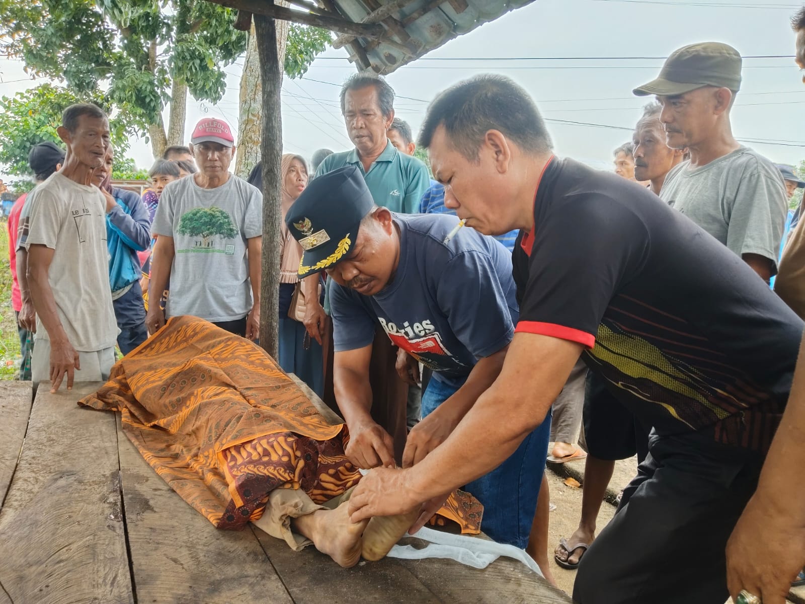 Polisi Olah TKP Penemuan Mayat Didesa Seribandung Tanjung Batu
