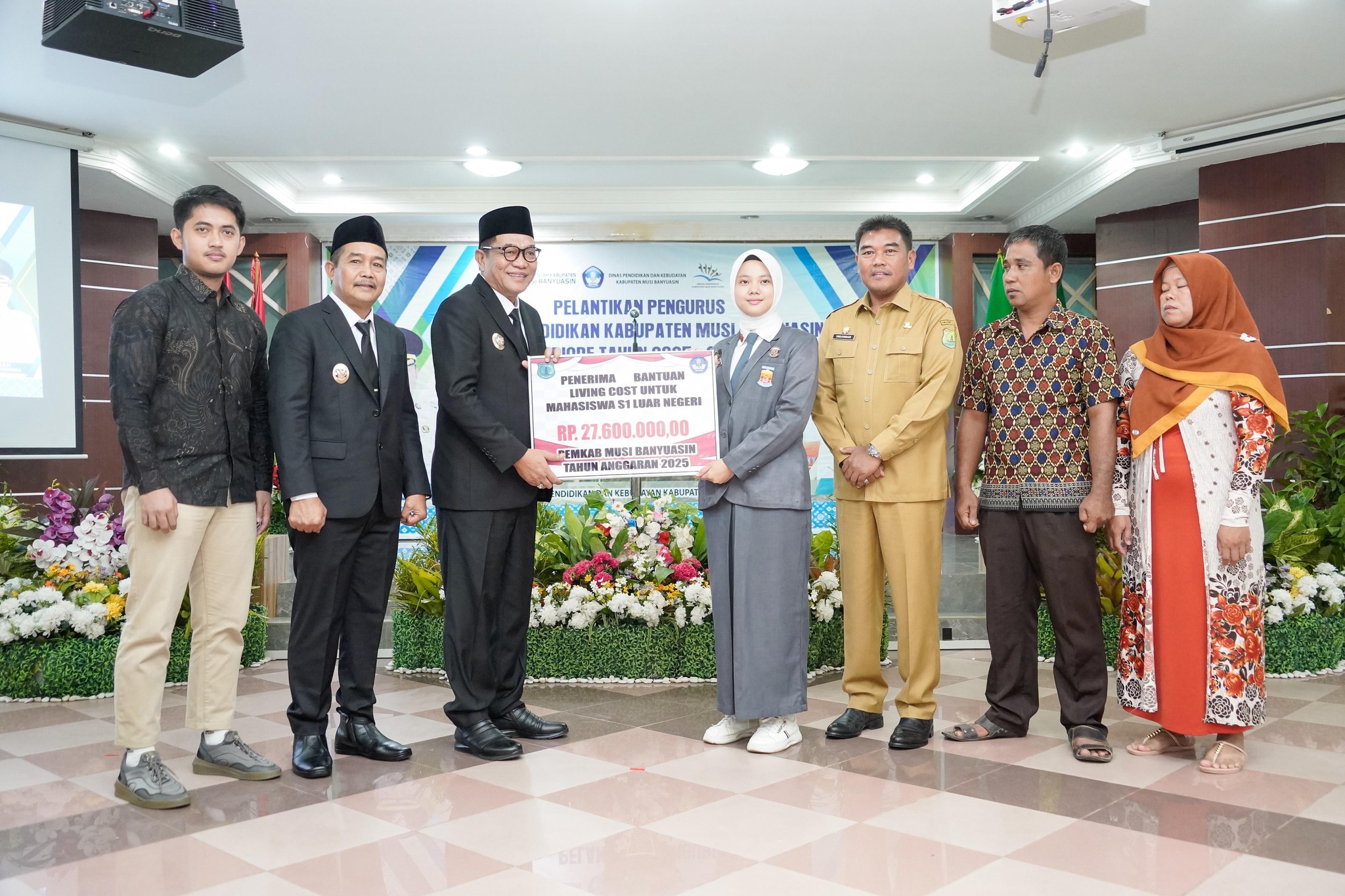 Bupati Toha Serahkan Bantuan Living Cost Rp27,6 Juta kepada Mahasiswa Asal Muba