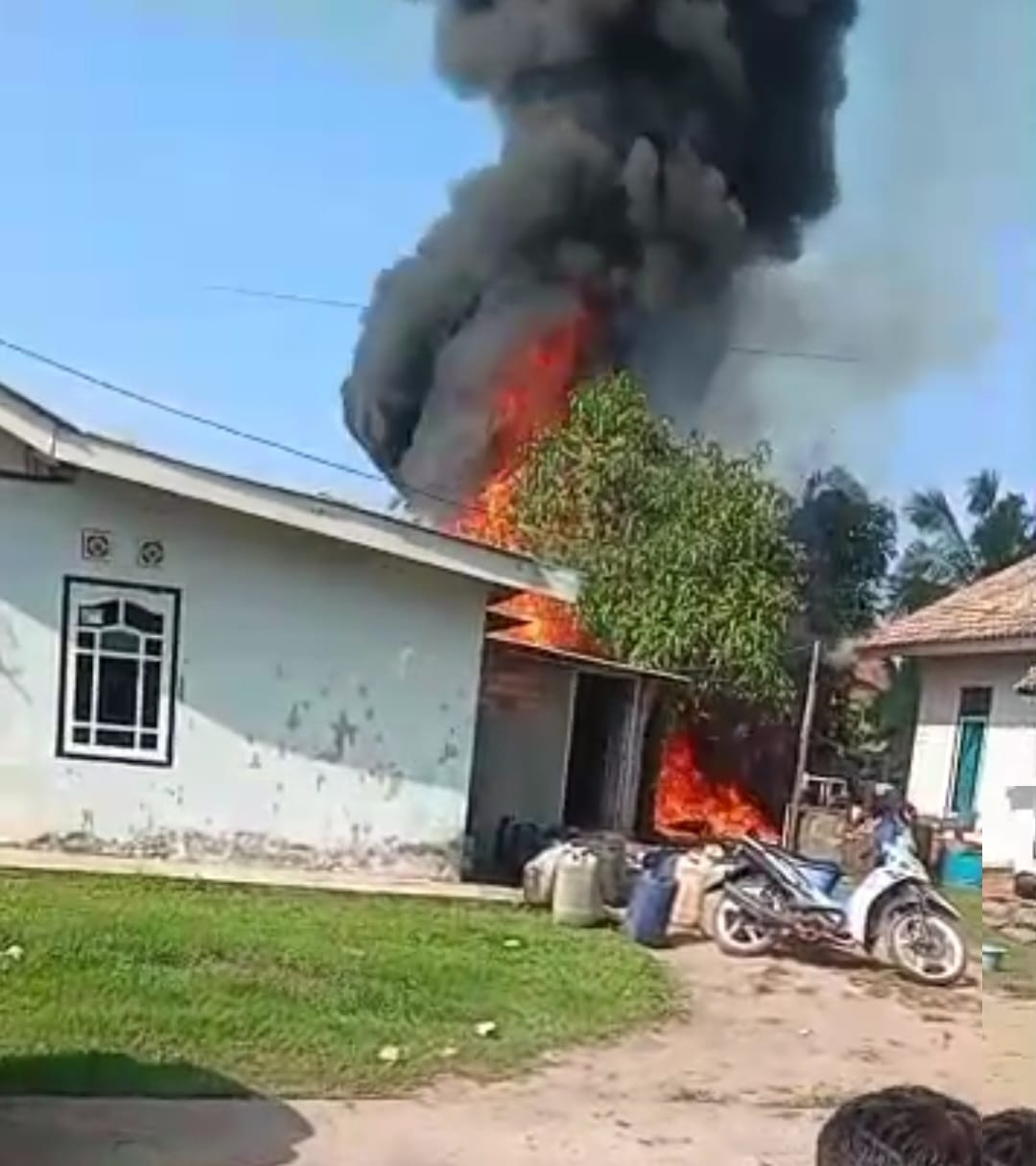 Diduga Tenpat Penyimpanan BBM, Rumah di Talang Betutu Palembang Terbakar