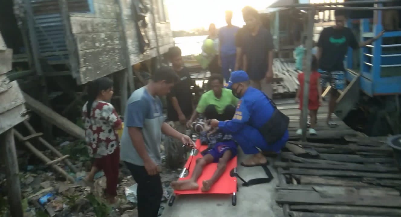 Ambulance Apung Polairud Evakuasi Penderita Kelenjar Tiroid ke Rumah Sakit di Palembang