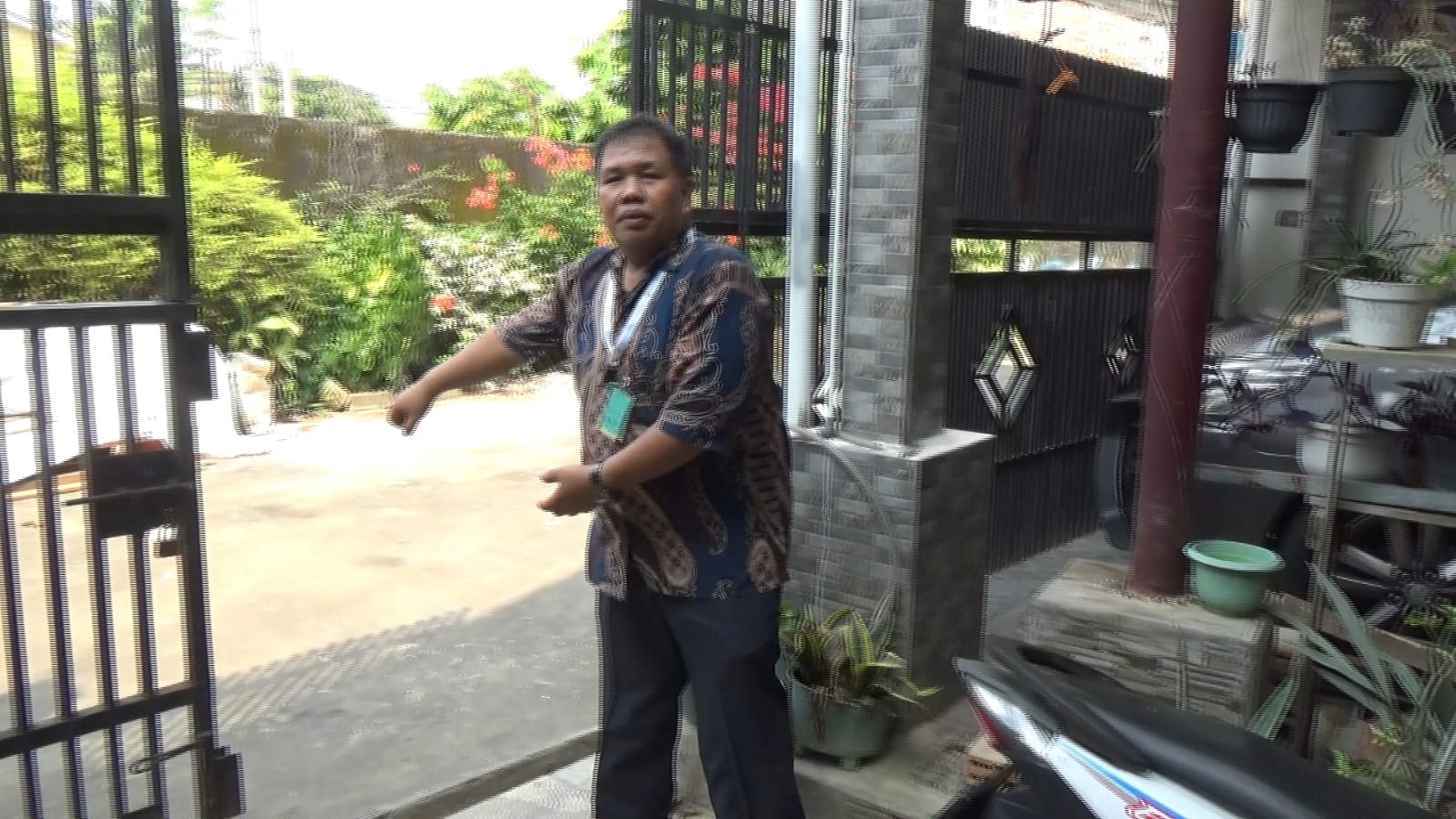 Aksi Curanmor Berjaket Ojol Terekam CCTV, Ketua RT di Palembang Menjadi Korban