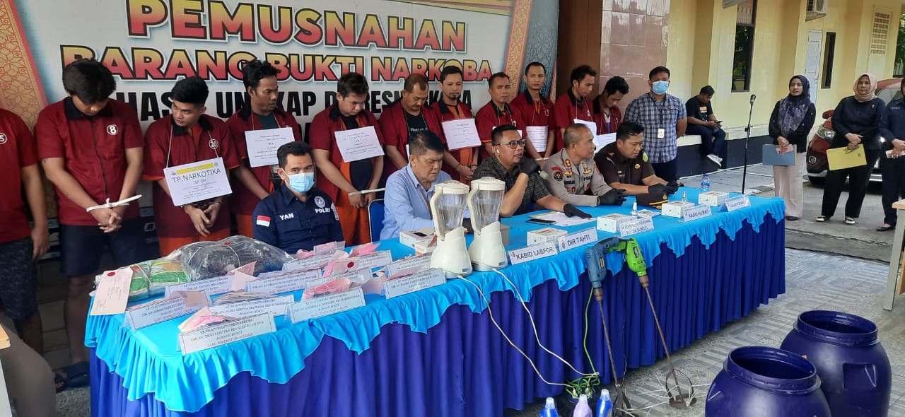 17 Kurir Ditangkap, Polda Sumsel Musnahkan Belasan Kilogram Sabu dan Ribuan Butir Ekstasi