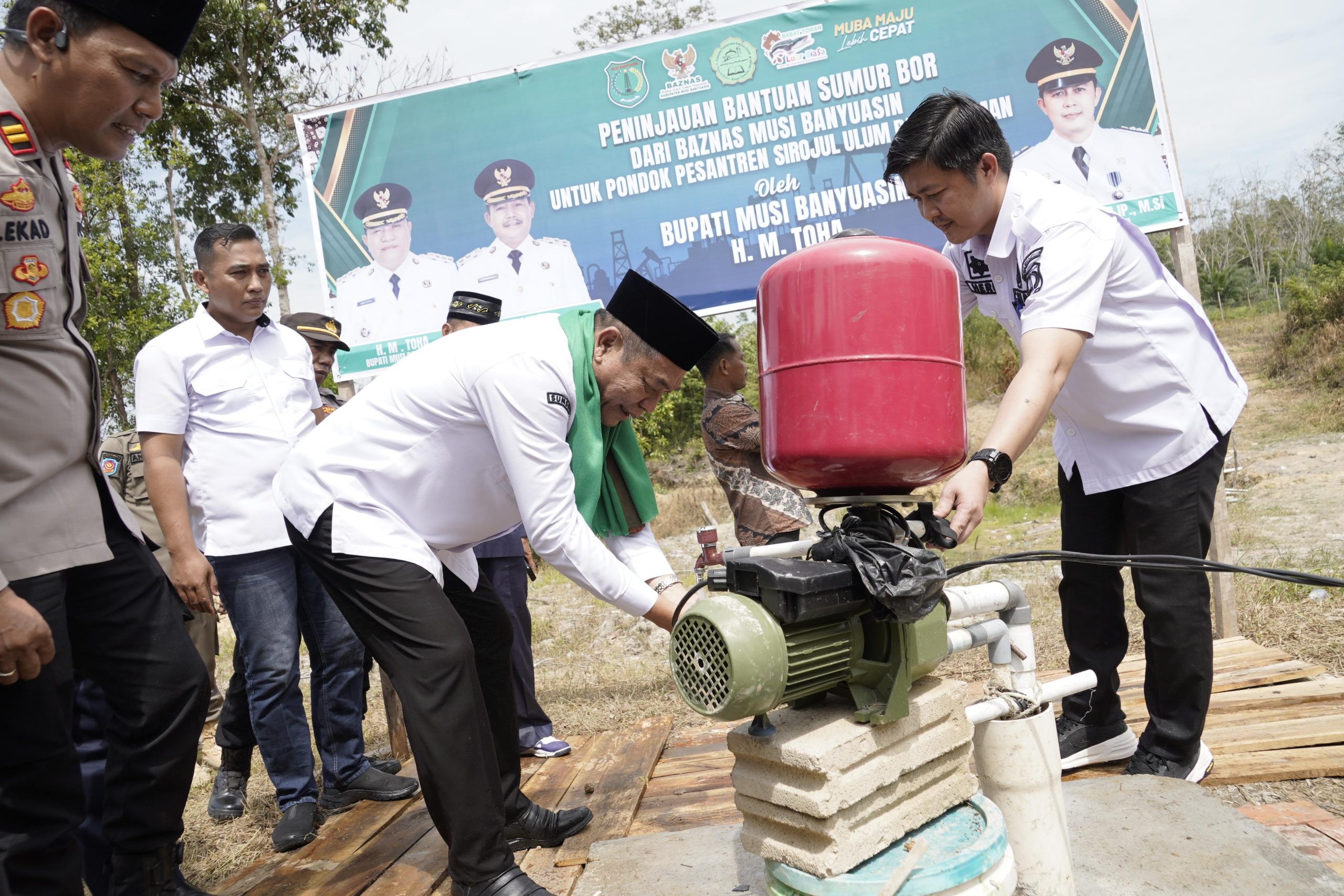 Bupati Muba Ajak Dukung Program Pembangunan dan Salurkan Sumur Bor Untuk Santri