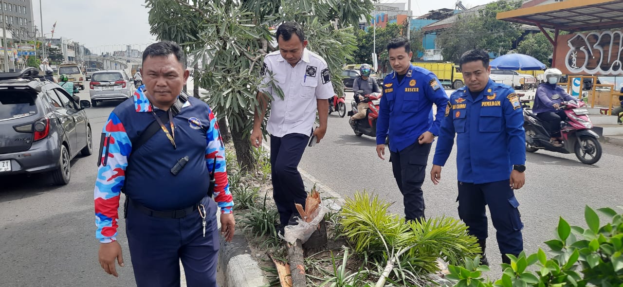 Anggota Damkar Pos Kemuning Palembang Bantu Evakuasi Korban Lakalantas di Jalan R Sukamto