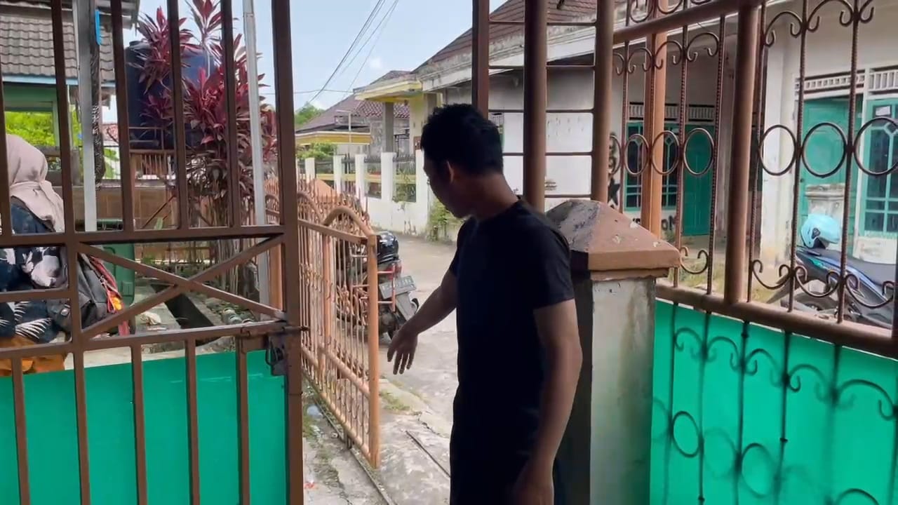 Modus Ketuk Pintu Rumah, Aksi Curanmor di Jalan Inspektur Marzuki Palembang Terekam CCTV
