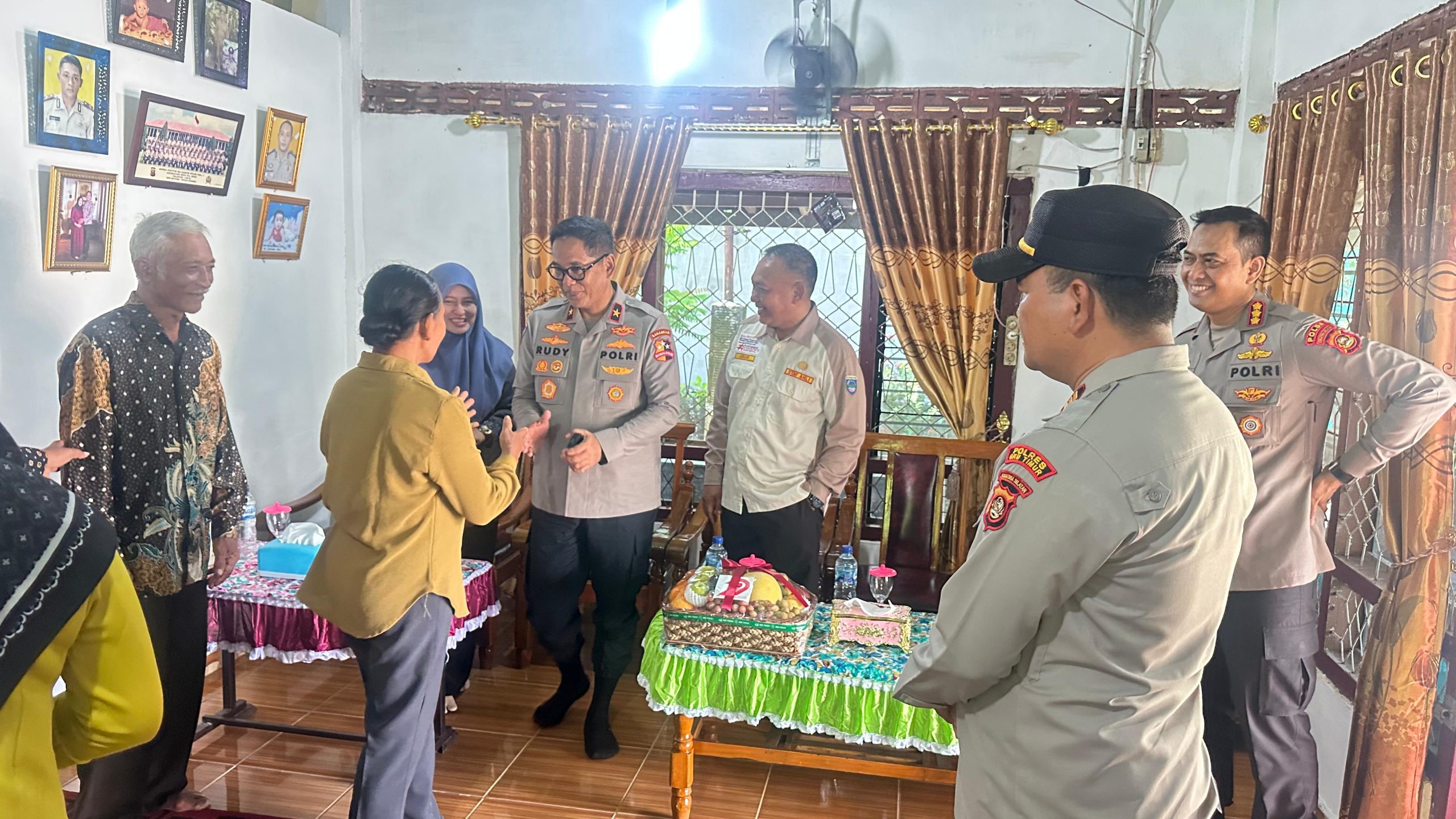 Korbinmas Baharkam Polri Ziarahi Makam Dua Anggota Polsek Negara Batin yang Gugur saat Bertugas