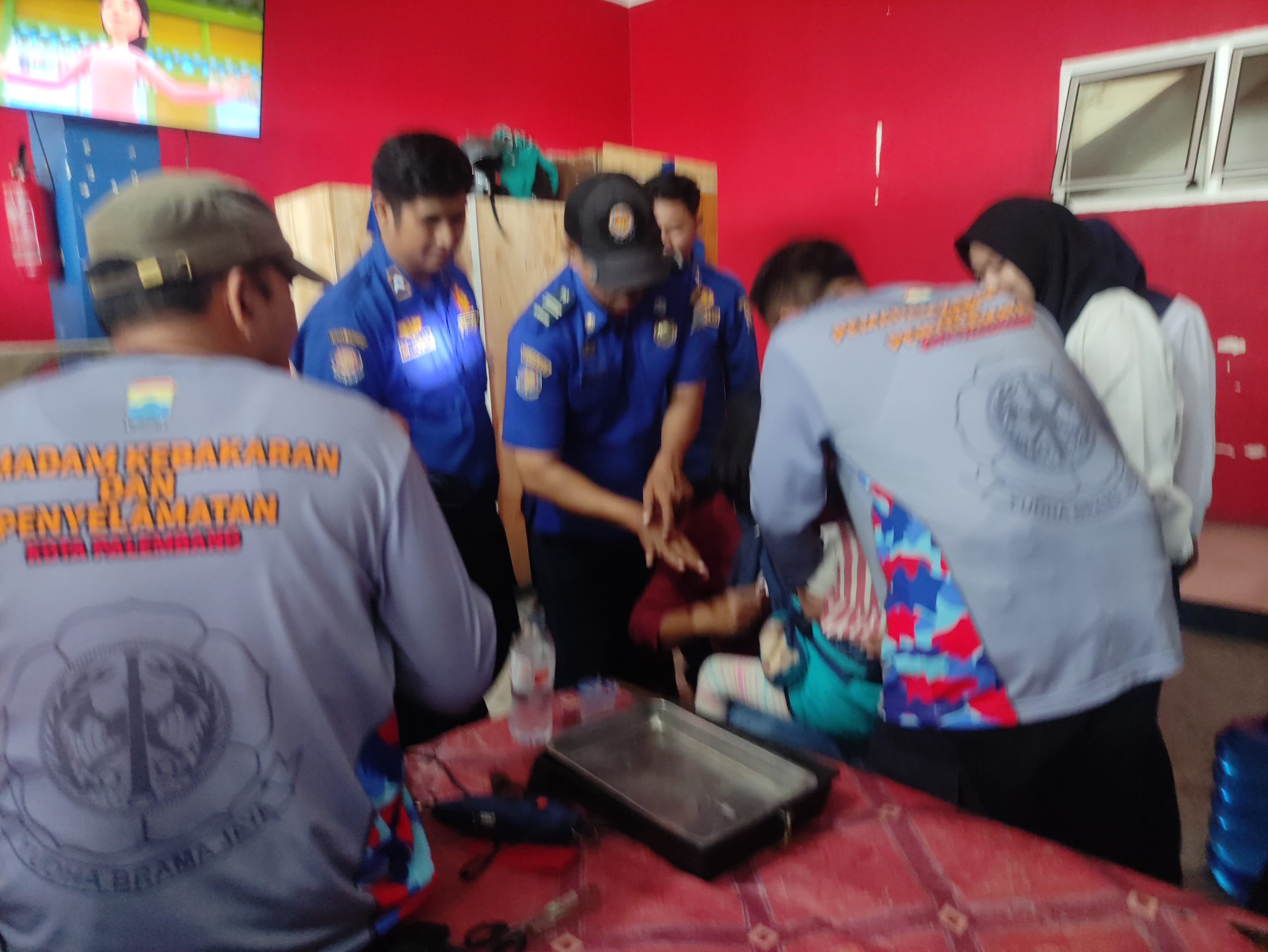 Cincin di Jari Cocah Tak Bisa Dilepaskan Hingga Membengkak, Petugas Damkar Turun Tangan