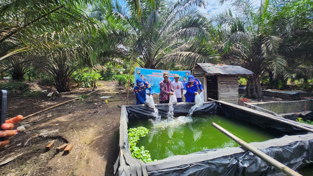 Ditpolairud Polda Sumsel Bantu 20 Ribu Ekor Bibit Ikan Lele Kepada Warga Tirto Raharjo