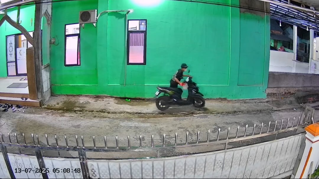 Gasak Motor Jamaah Masjid Al Amin Palembang, Aksi Curanmor Terekam CCTV
