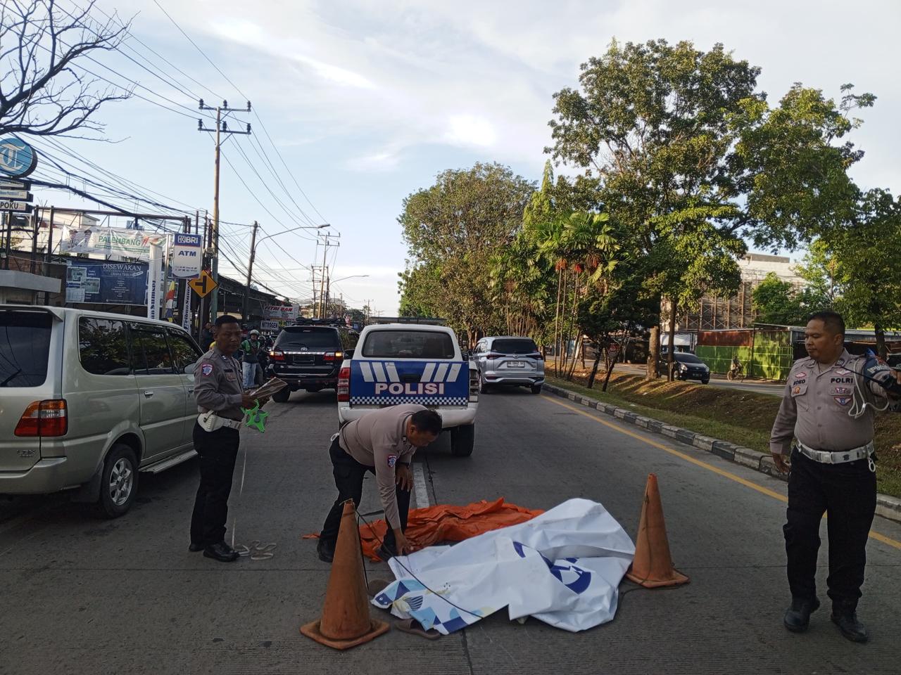 Pemotor Wanita Kecelakaan Hingga Tewas,  Diserempet Truk di Palembang