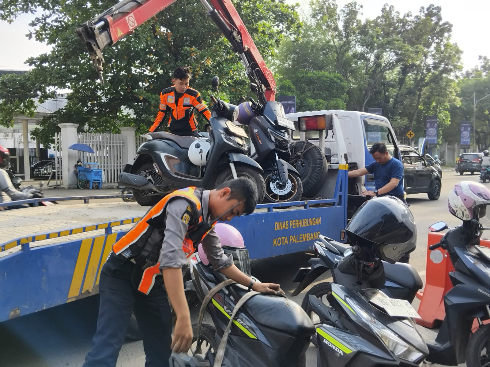 Parkir di Bahu Jalan POM IX, Dishub Kota Palembang Angkut Paksa 13 Sepeda Motor