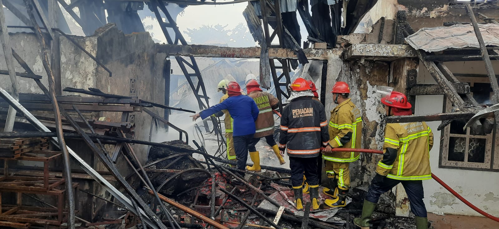 Dua Rumah di Pemukiman Padat Palembang Ludes Terbakar