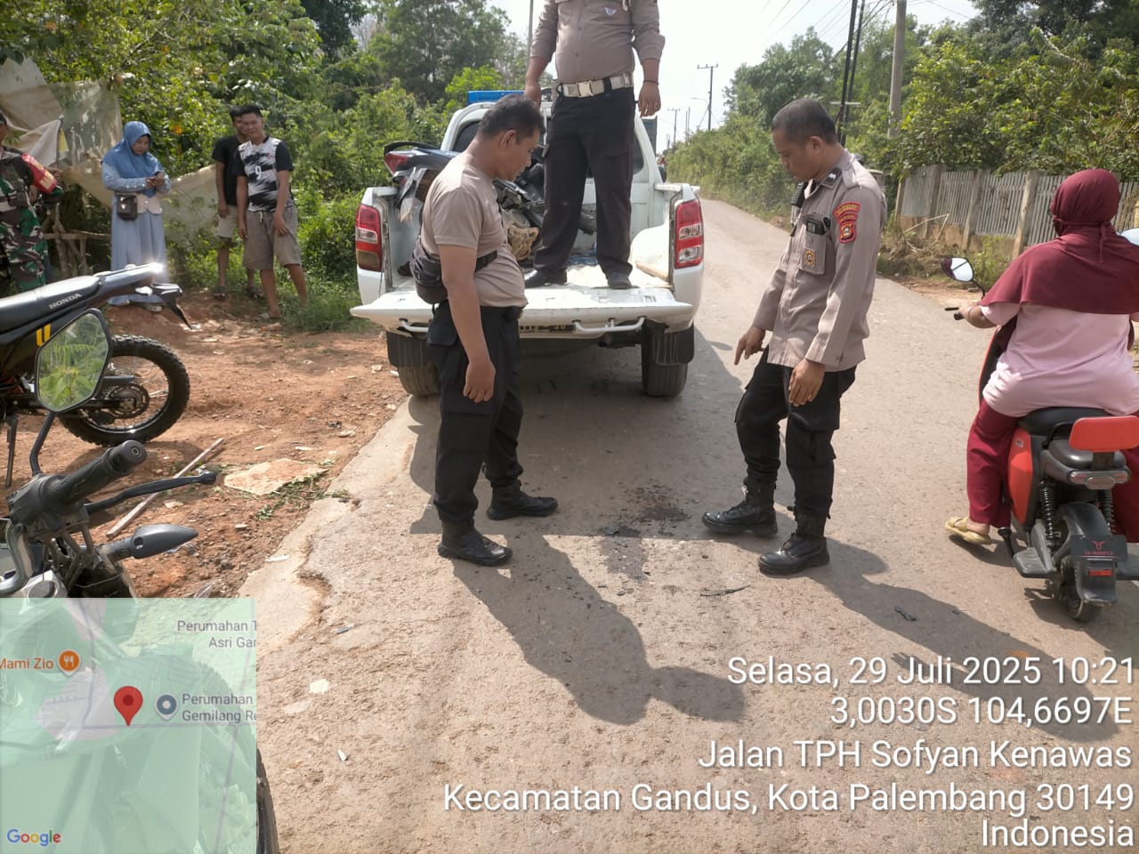 Pengendara Motor Melawan Arus di Jalan TPH Sopian Kawasan Gandus Palembang, Diserempet ADump Truk Hingga Terluka