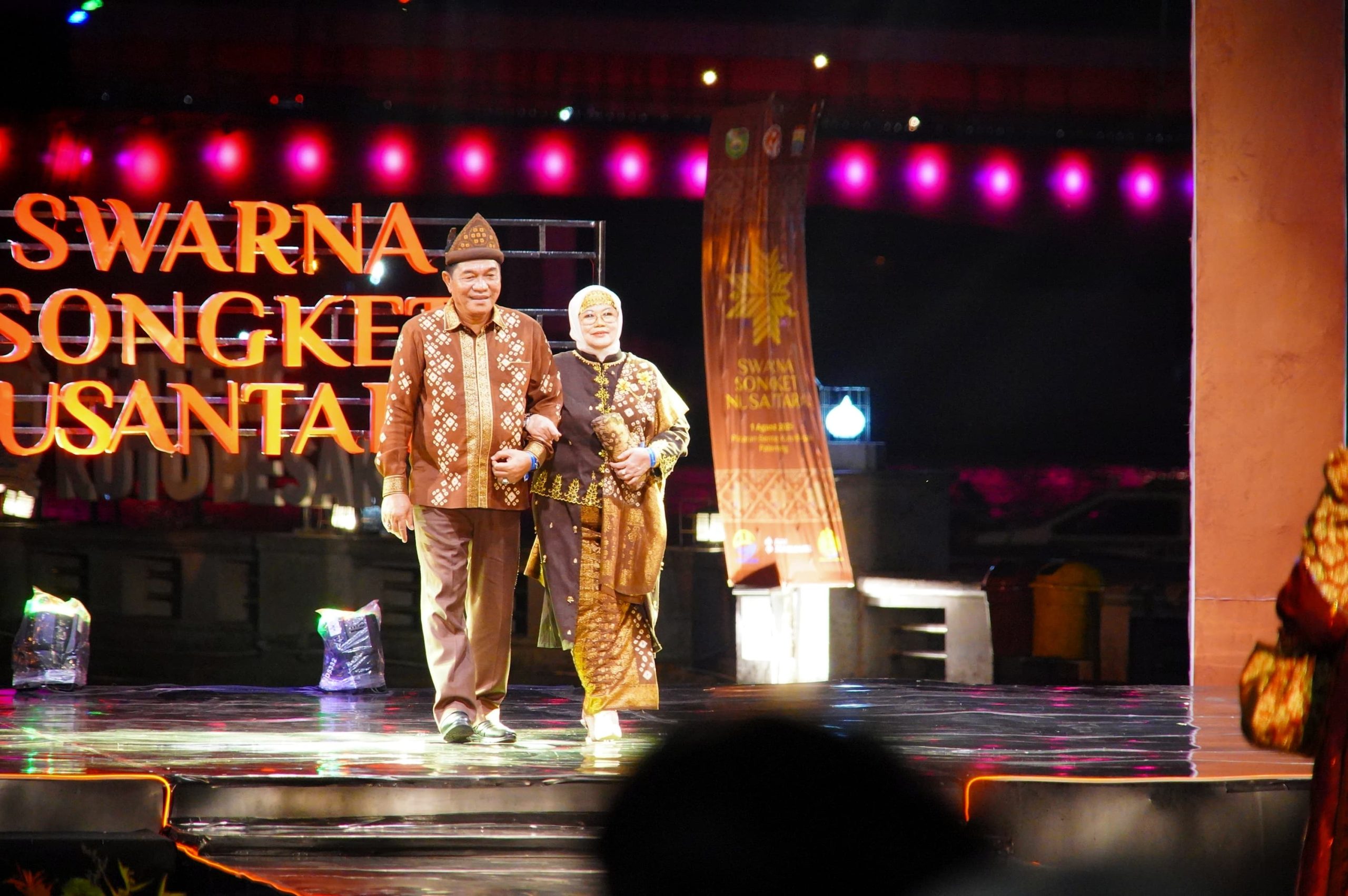 Tampil di Catwalk, Bupati HM Toha Bareng Ketua TP PKK Patimah Pakai Songket Motif Gambo Muba