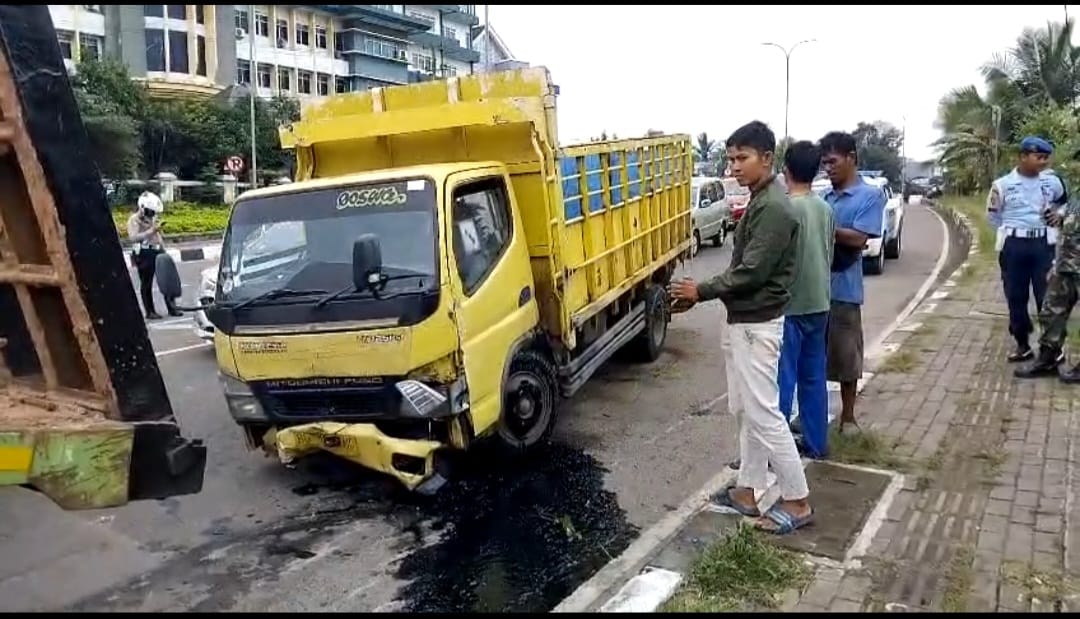 Sopir Mengaku Ngantuk, Truk Engkel Hantam Pembatas Jalan Fly Over Simpang Bandara