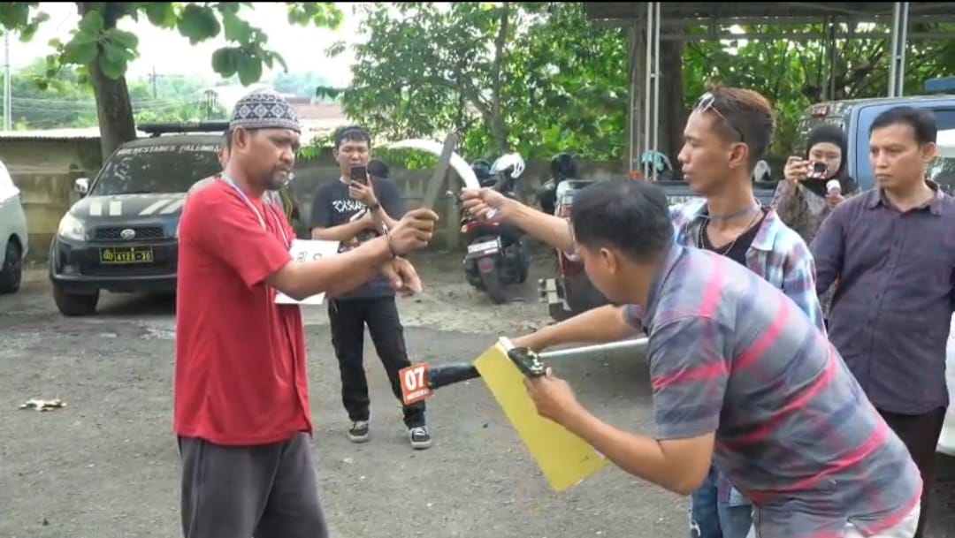 Rekonstruksi, Pembunuhan di Gandus Berawal dari Penagih Hutang