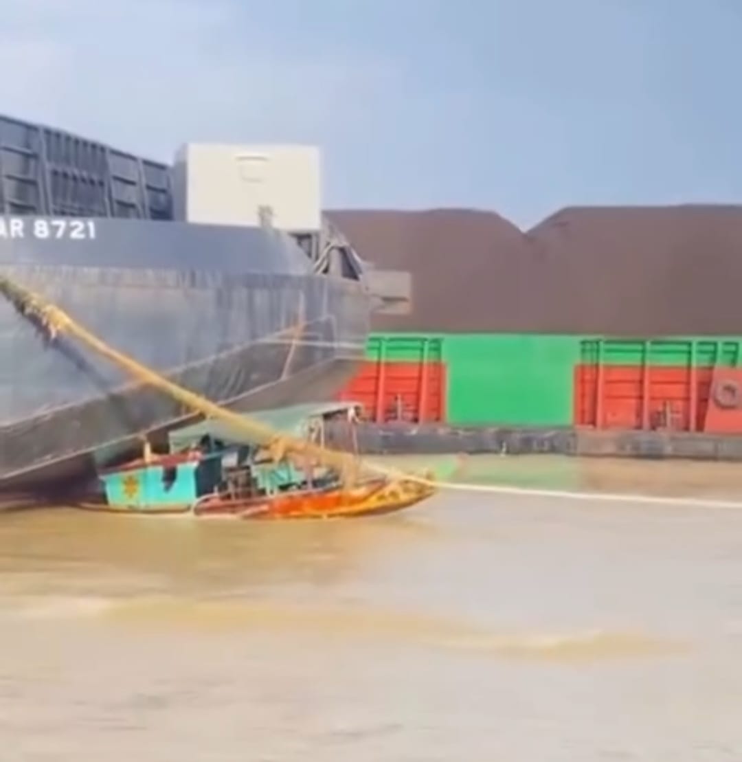 Perahu Getek Penyelam Tradisional Palembang Ditabrak Kapal Tongkang Pasific Star 8721