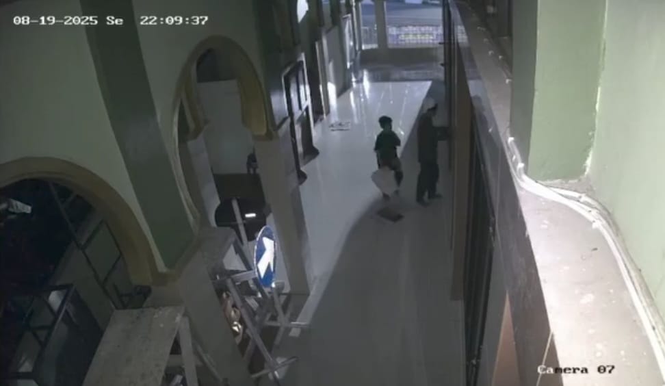 Aksi Pria Ajak Anak Kecil Gondol Dua Kota Amal di Masjid Miftahul Jannah Palembang Terekam CCTV