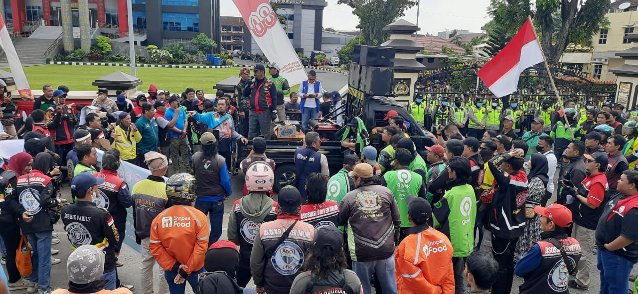 Doakan Almarhum Affan Ju niawan, Aksi Ojol di Mapolda Sumsel Lebih Tertib dan Aman