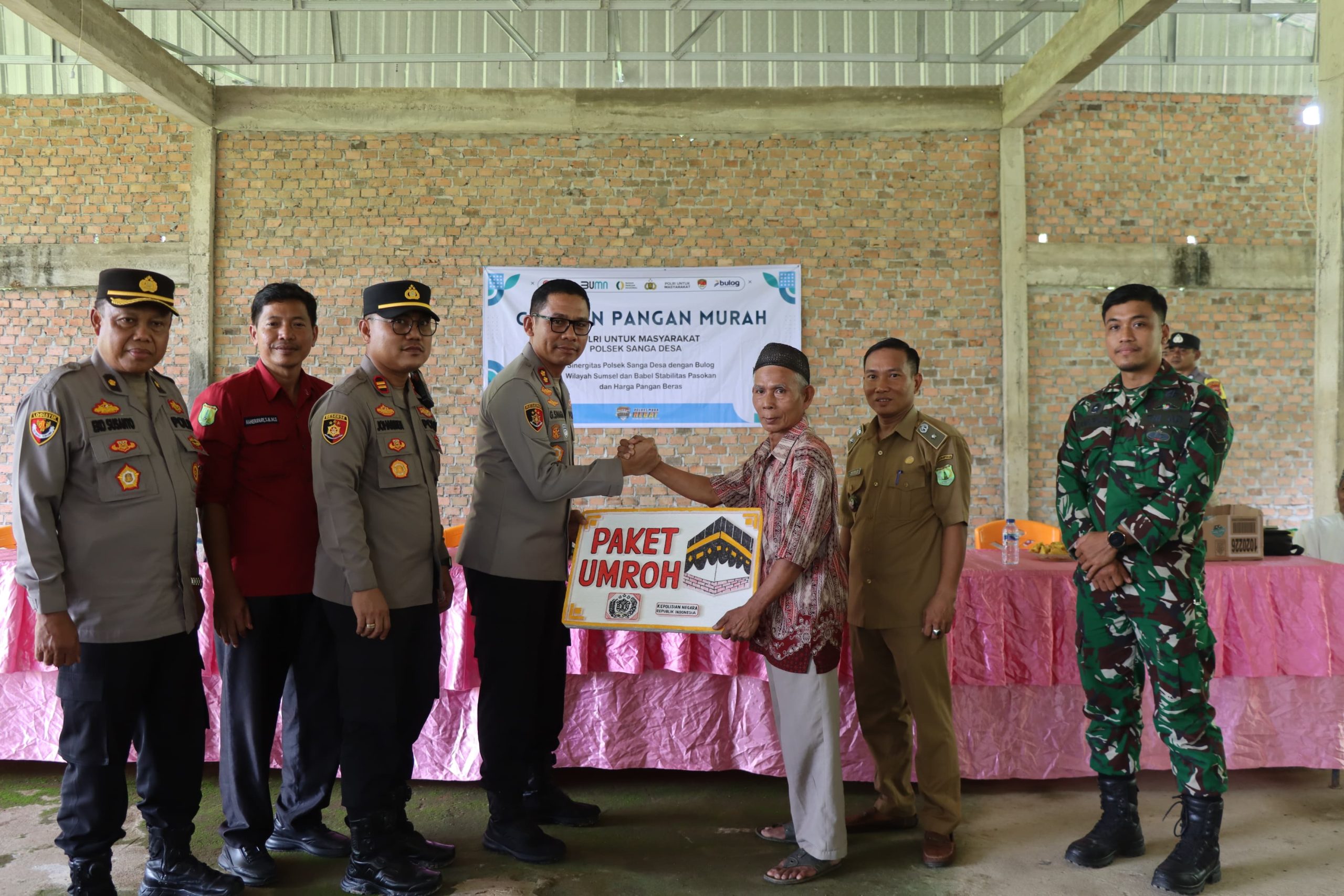 Haru Bercampur Bahagia, Marbot Masjid Al-Istiqomah Desa Ulak Embacang Dihadiahi Umroh oleh Polsek Sanga Desa
