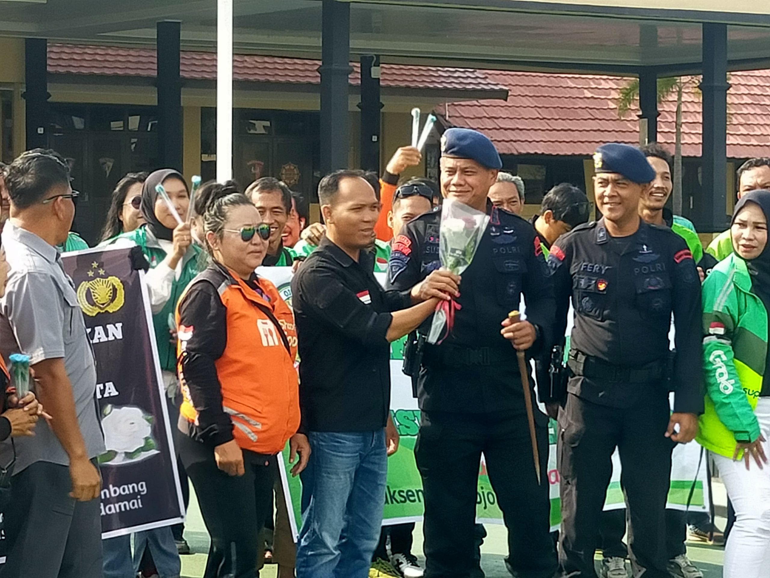 Puluhan Ojol di Palembang Tebar Mawar ke Polisi dan TNI