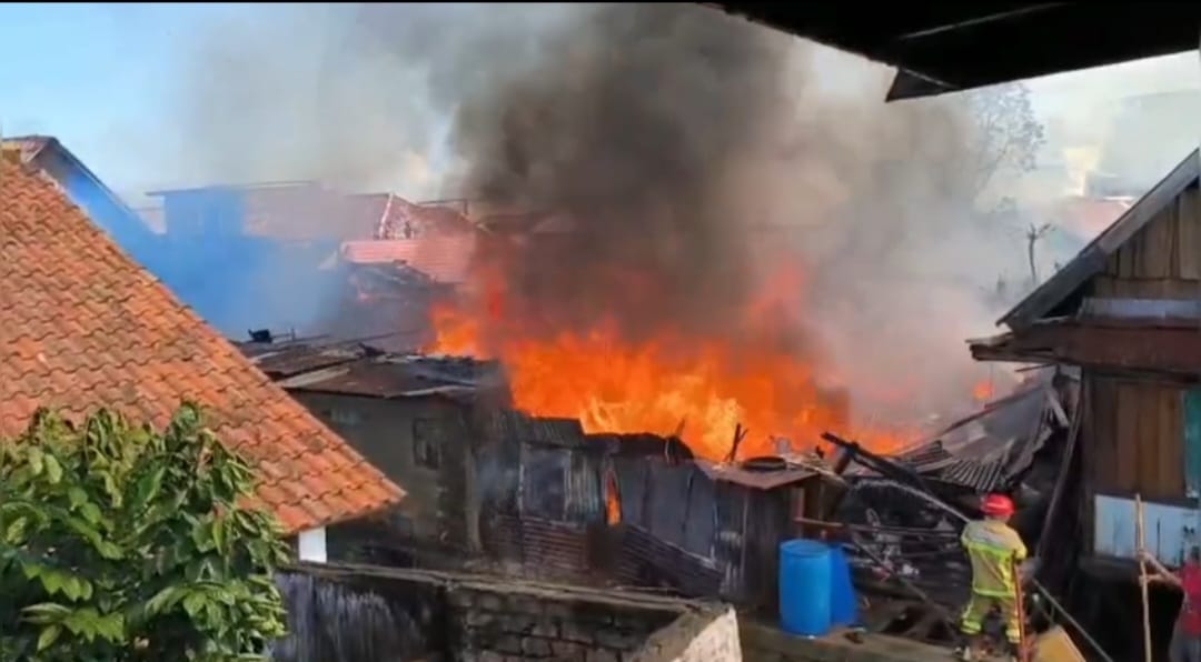Kebakaran Dipemukiman Padat Penduduk 35 Ilir Melalap 6 Rumah Sekaligus