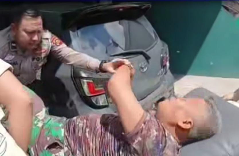 Polisi Polda Sumsel Sigap Bantu Evakuasi Anggota TNI Mendadak Drop Dijalan