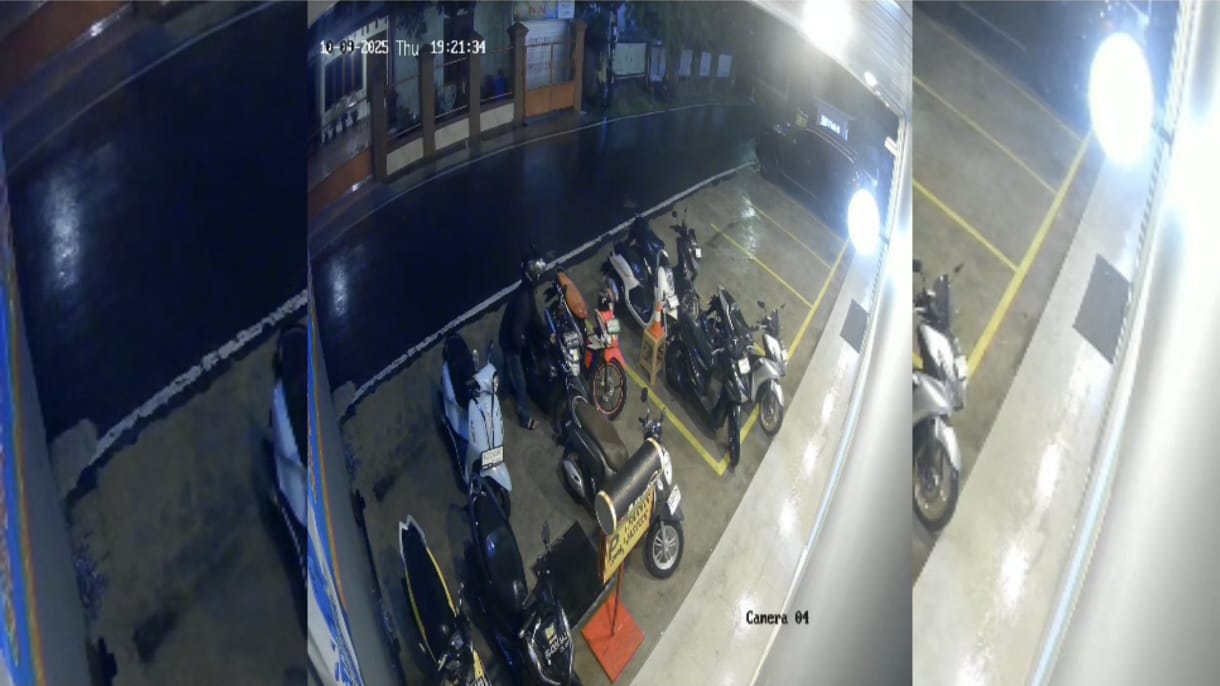 Aksi Curanmor Gondol Motor Karyawati Swasta di Palembang Saat Hujan Terekam CCTV