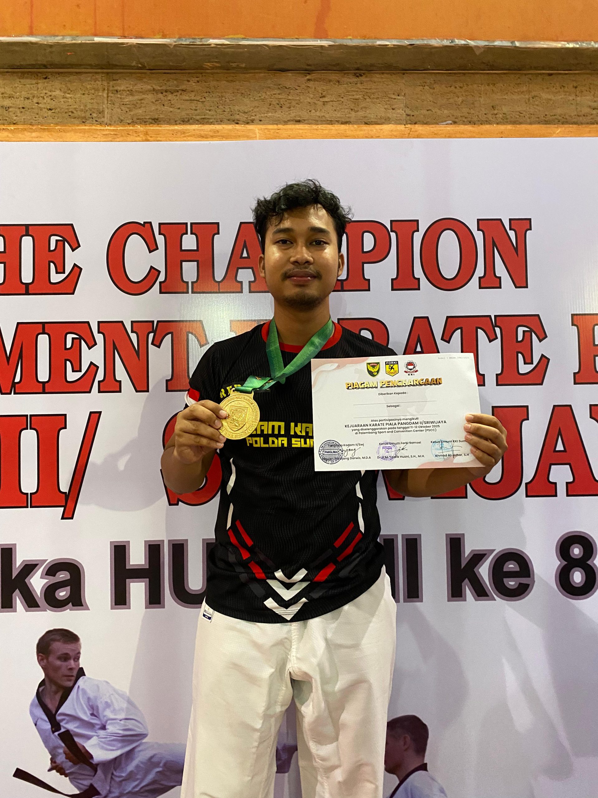 Juara I di Ajang Kejuaraan Karate Piala Pangdam II/Sriwijaya di Palembang, Bripda Andika Redha Harumkan Nama Institusi Polri