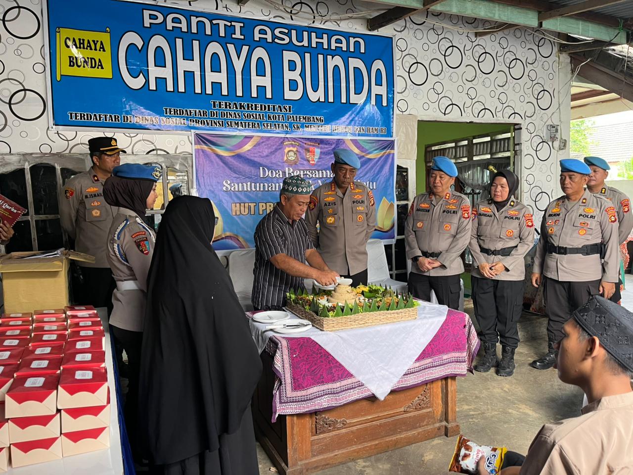 Bidpropam Polda Sumsel Berikan Bantuan kepada Anak Tuna Rungu dan Yatim Piatu