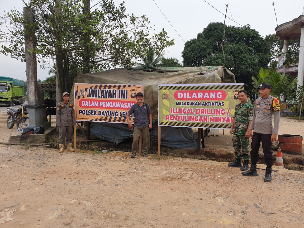 Polsek Bayung Lencir Pasang Spanduk Himbauan, Tekan Aktivitas Illegal Drilling dan Refinery di Muba