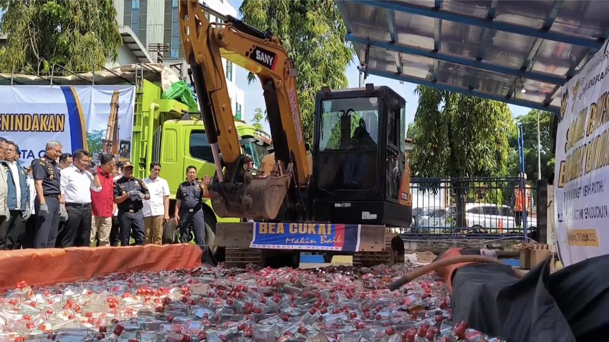 Puluhan Juta Batang Rokok dan Ribuan Liter Miras Ilegal Dimusnahkan Oleh Bea Cukai Sumbagtim