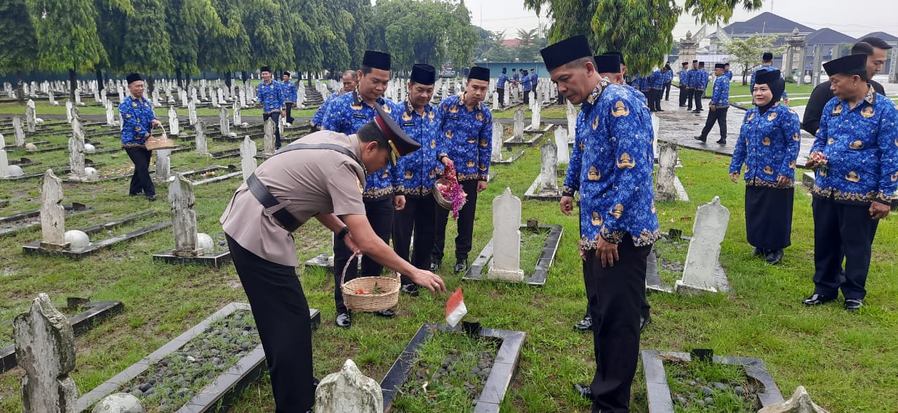 Peringati HUT Korpri ke-54, ASN Polda Sumsel Gelar Ziarah dan Tabur Bunga di TMP Ksatria Siguntang