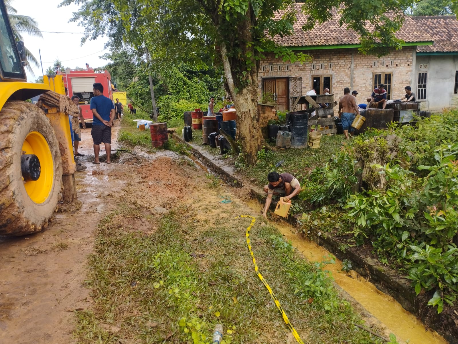 “Police Line” Dipasang, Amankan Lokasi Pipa Pertamina Bocor di Babat Toman