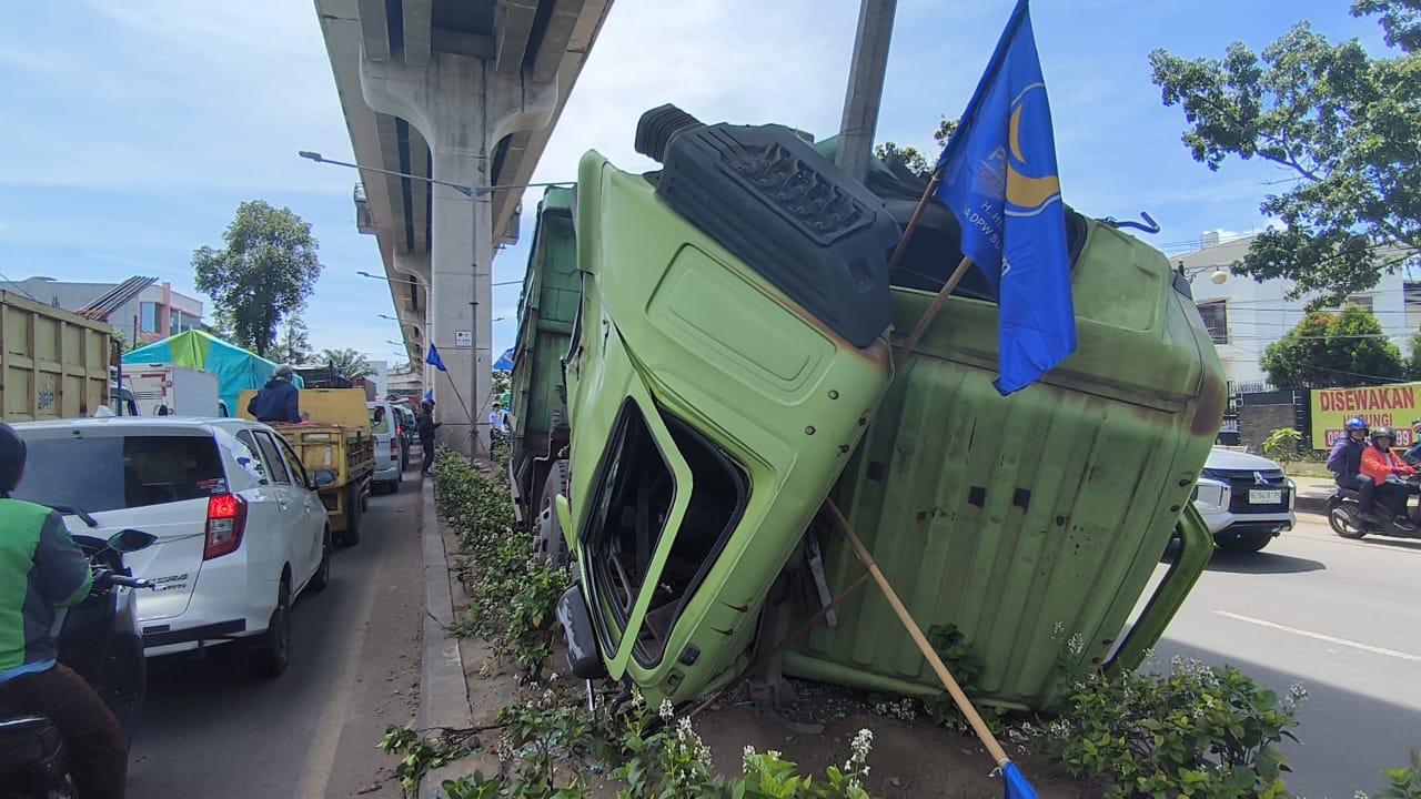 Truk Fuso Tabrak Median dan Tiang Lampu di Jalan Harun Sohar Palembang, Lalu Lintas Sempat Macet