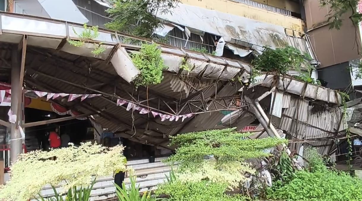 Kanopi Pasar 16 Ilir Palembang Ambruk Diterjang Hujan Deras, Aktivitas Pedagang Lumpuh