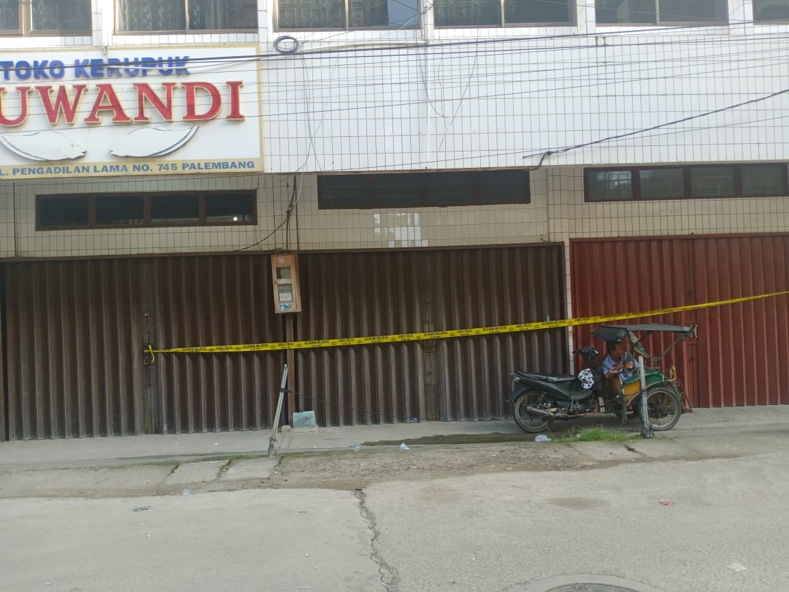 Pasutri Diserang di Ruko Sendiri, Suami Tewas di Tempat dan Istri Kritis: Diduga Perampokan Brutal di Palembang