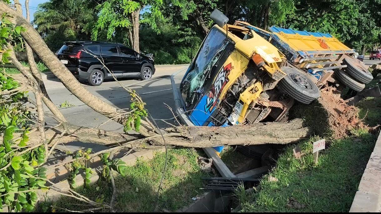 Setir Mendadak Terkunci, Truk Bermuatan Batu Bata Tabrak Tiang Listrik dan Pohon di Jalan Soekarno Hatta Palembang