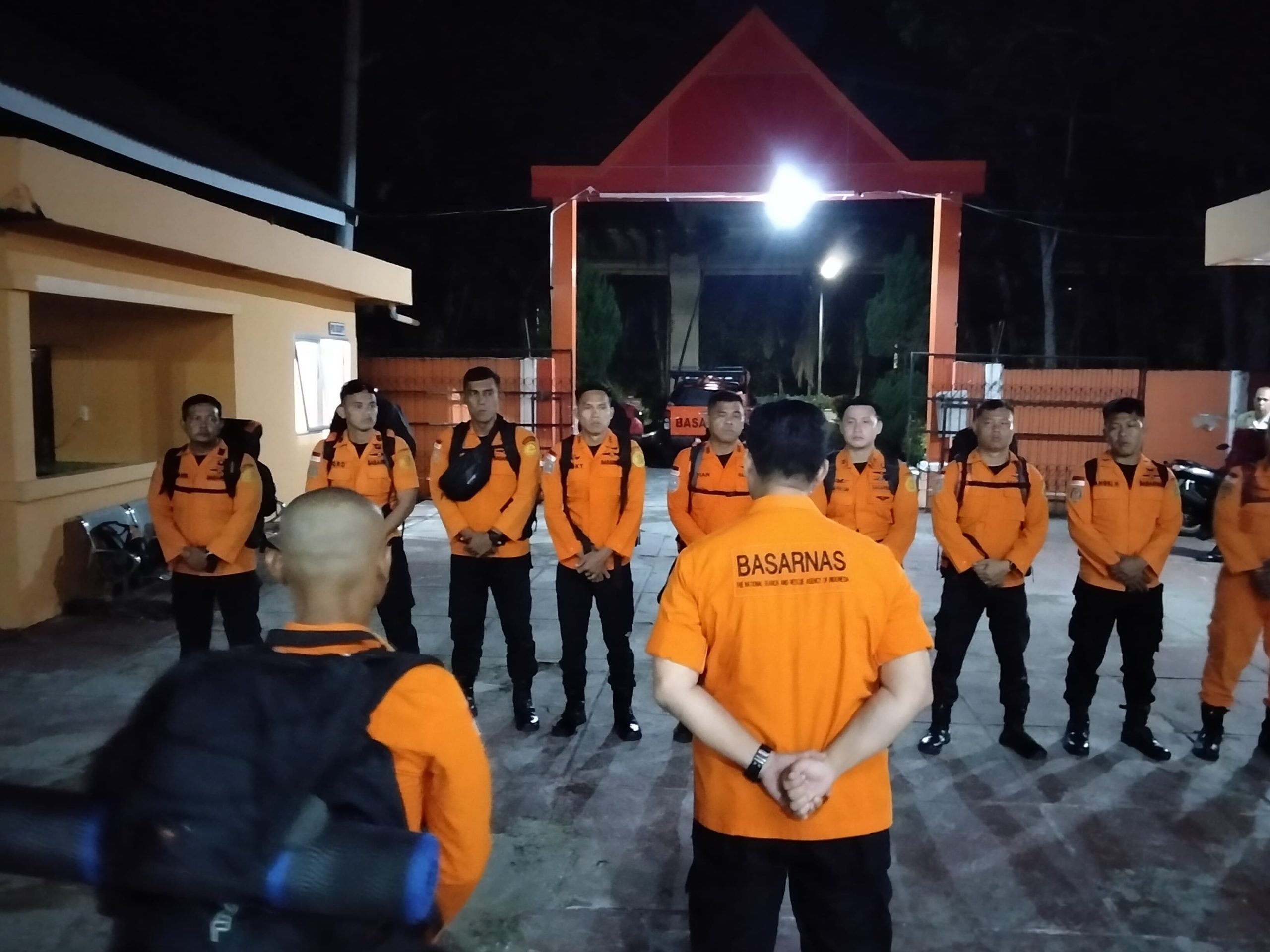 Basarnas Palembang Kerahkan 15 Personel Rescue Perkuat Operasi SAR Banjir Bandang di Sumatera Barat