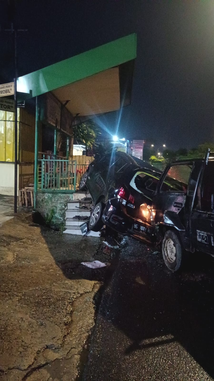 Pikap Tabrak Agya hingga Hantam Halte di R. Sukamto Palembang