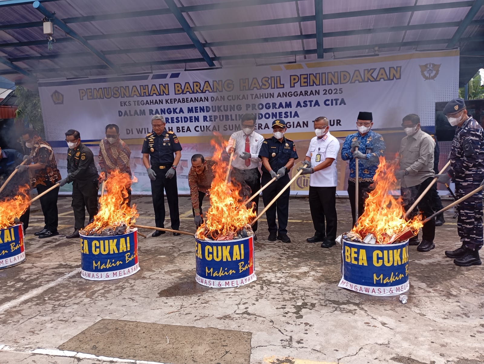 Selamatkan Potensi Kerugian Negara Rp8 Miliar, Bea Cukai Sumbagtim Musnahkan Rokok dan Barang Ilegal Senilai Rp45,8 Miliar