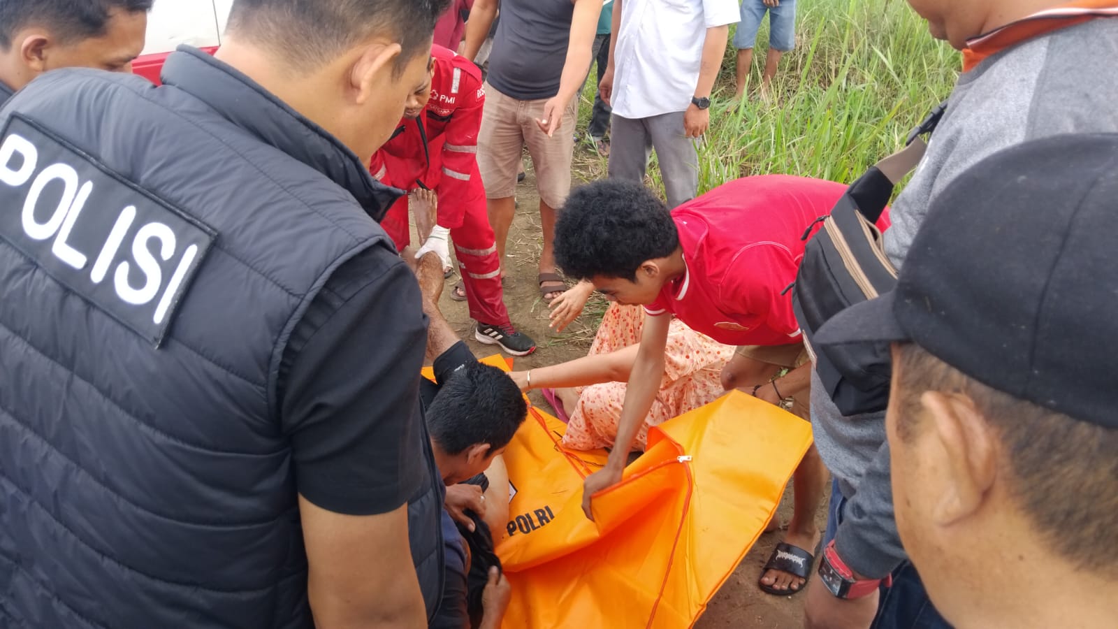 Pemuda 23 Tahun Ditemukan Tewas di Aliran Sungai Gandus, Motor Terparkir Sejak Pagi