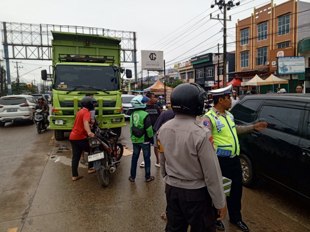 Pengendara Motor Tewas Usai Tabrakan dengan Truk di Jalan SMB II Palembang