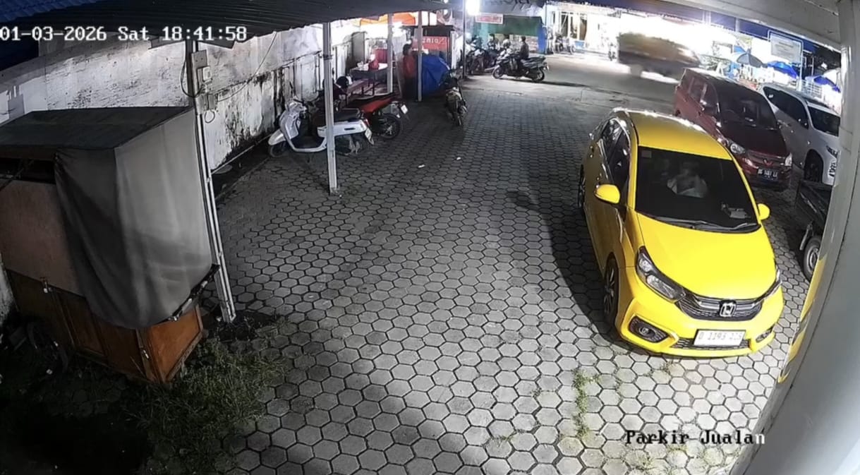 Aksi Tak Senonoh Sepasang Sejoli di Dalam Mobil Terekam CCTV, Viral di Palembang