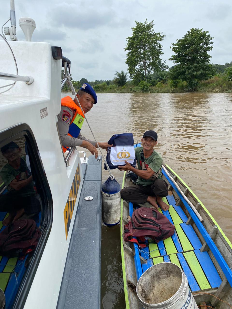 Jumat Barokah, Sat Polairud Polres Muba Salurkan Sembako untuk Nelayan Sungai Musi