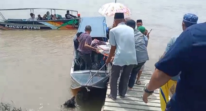 Ambulans Apung Polairud Polda Sumsel Antar Jenazah Warga Upang ke Lokasi Pemakaman